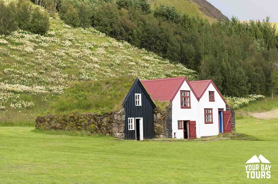 turf houses architecture in skogar museum