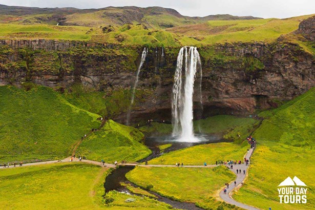 people sightseeing seljalandsfoss waterfall 