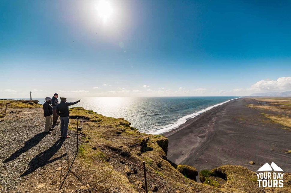 people sightseeing in iceland 