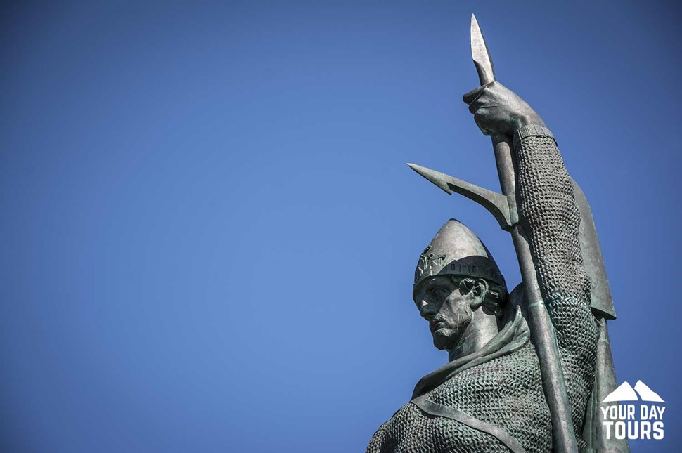 ingolfur arnarson viking statue